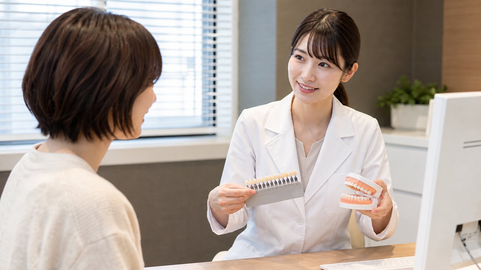 歯科医院でホワイトニングとクリーニングについて相談するイメージ